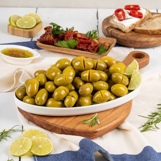 Yore Cracked Green Olives 550g